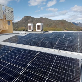 Sistema di montaggio solare per tetto piano triangolare da 123,84 kW