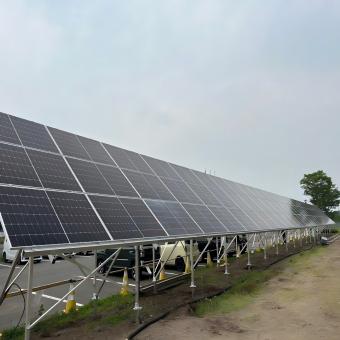 Sistema di montaggio a terra solare in alluminio per fondazione su pali a vite da 70,8 kW